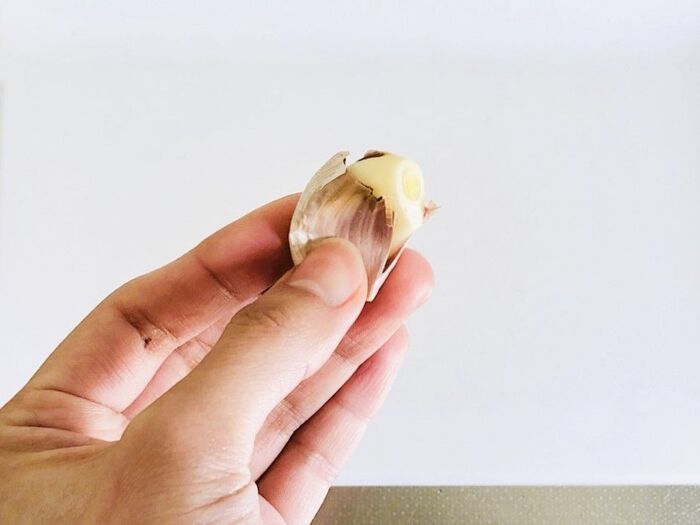 にんにくの芯をするっと簡単に取る方法。料理のひと手間がグンと楽になりますよ♪