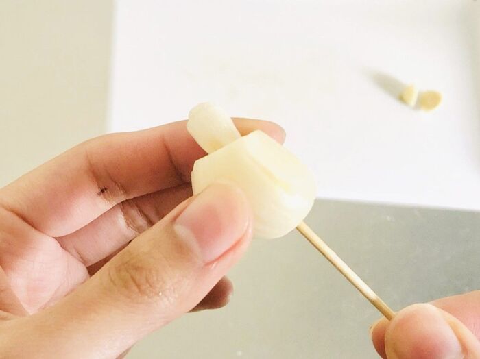 にんにくの芯をするっと簡単に取る方法。料理のひと手間がグンと楽になりますよ♪