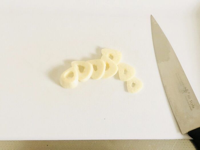 にんにくの芯をするっと簡単に取る方法。料理のひと手間がグンと楽になりますよ♪