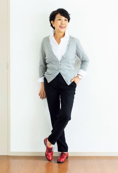 佐藤さんの足元には、さりげなく赤い靴