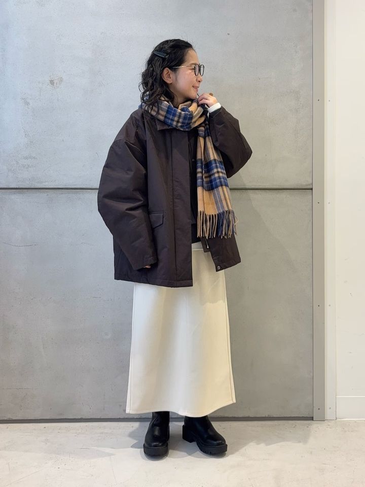 チェック柄マフラーで季節感をプラス