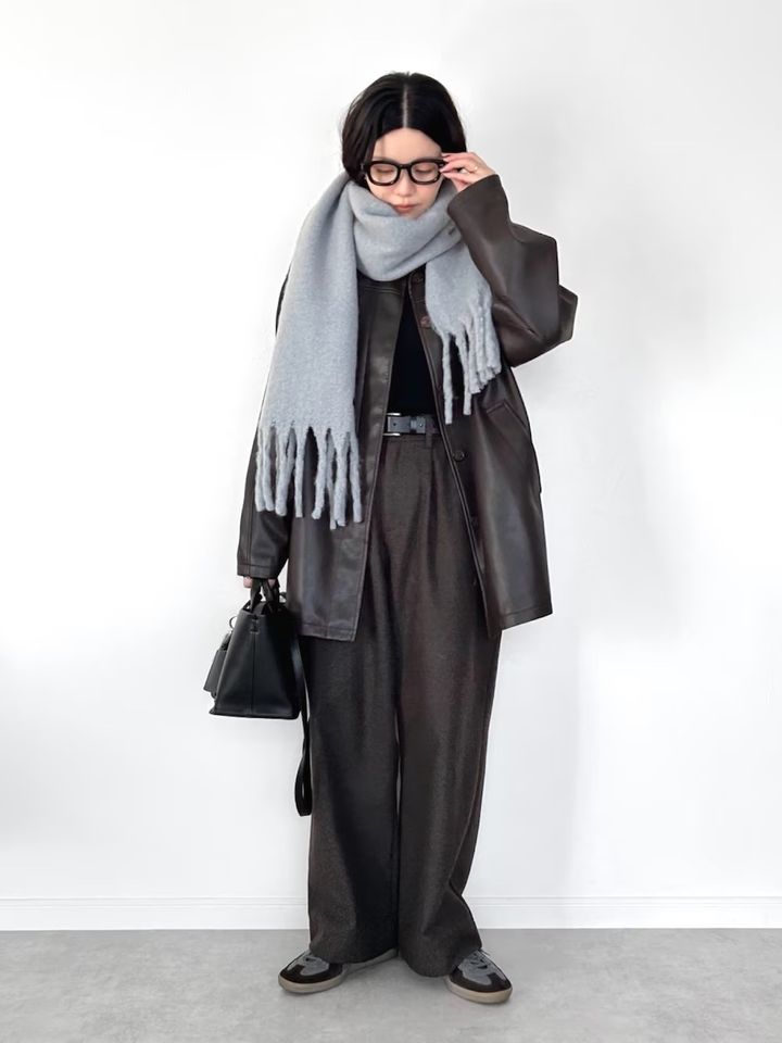 洋服に溶け込むくすみブルーをざっくり巻いて