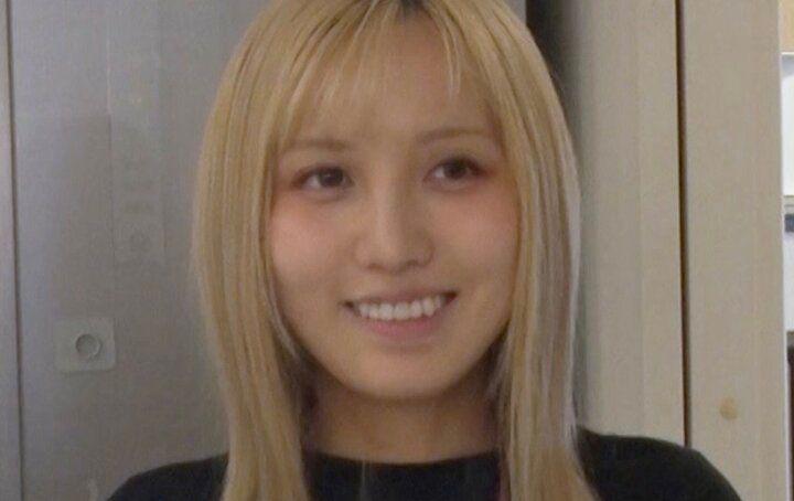 【写真・画像】“26歳差婚夫婦”27歳美人妻、53歳夫に尽くされまくりのモーニングルーティーンに衝撃「寝起きでハーブティー＆マッサージ」 1枚目