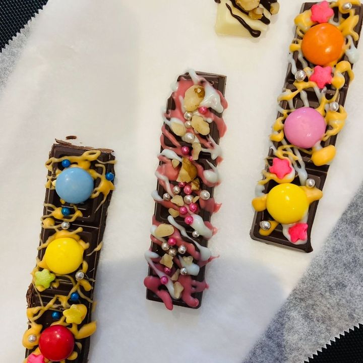 ②チョコペンなどでデコレーションします