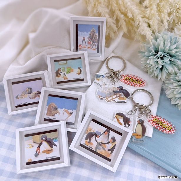 「トレーディングフレームマグネット」(各770円)と「3連アクリルキーホルダー」(各935円)