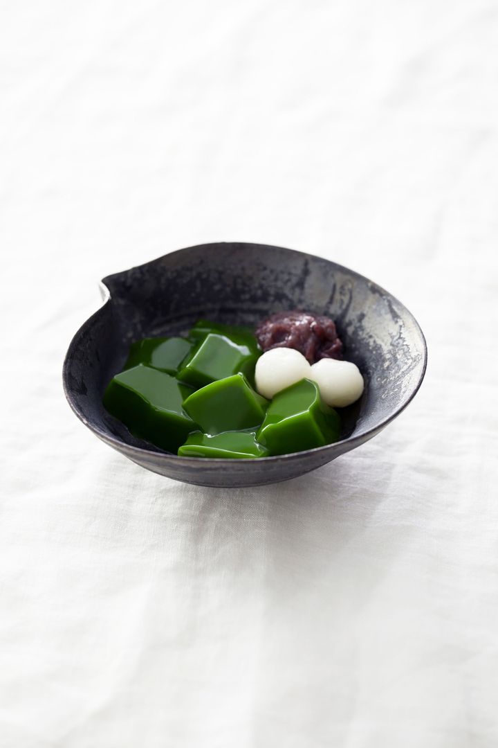 「生茶ゼリイ」お茶の繊細な味わいを楽しめるゼリイに、甘さ控えめの餡子と白玉を添えた定番の一品。世代を問わず愛されています。