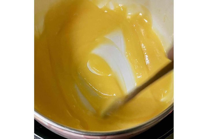 トロミ加減の目安はカスタードクリーム状態。湯煎温度が高すぎると分離しやすくなります。