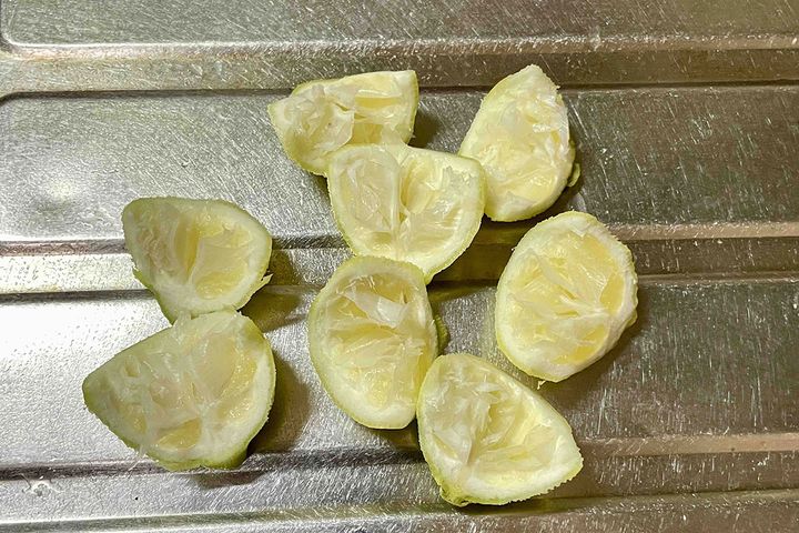 作った後に残るレモンの残骸は、キッチンのシンク磨きに使うとレモンの酸が水アカを分解し、ピカピカに。ちょっとしたエシカルライフになりますよ♪