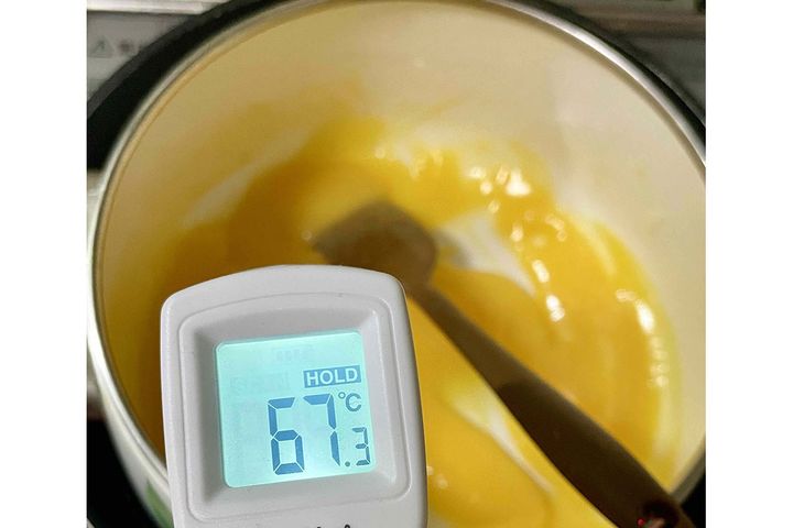 湯煎温度が60℃超で卵白が固まり始め、65℃超で卵白が固まりはじめ、みるみるトロミが強くなっていきます。