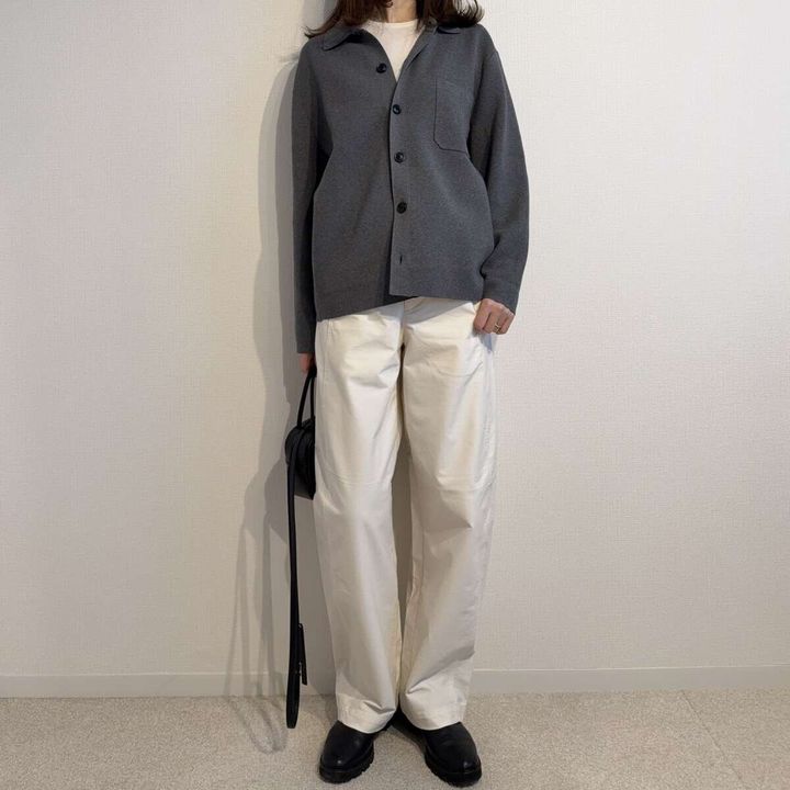 ユニクロジャージーバレルレッグパンツとメンズトップスコーデ