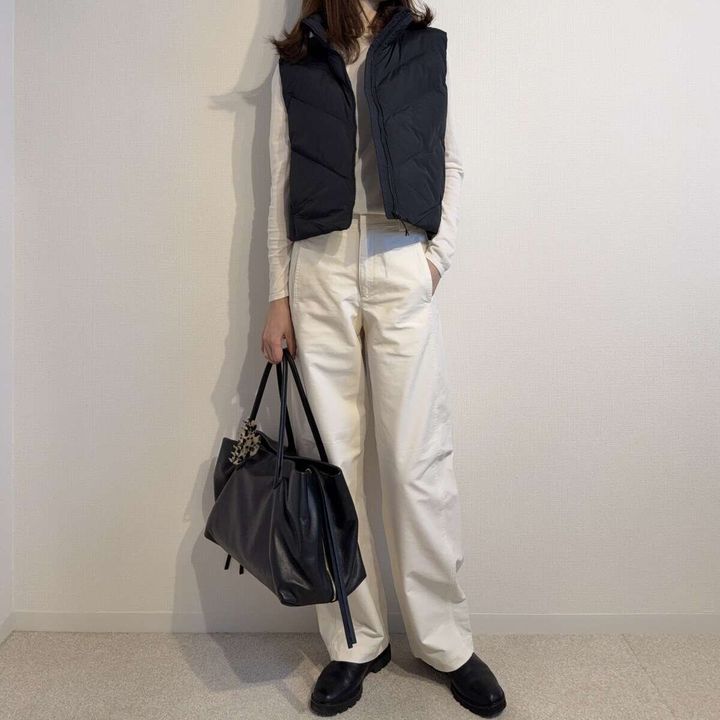 ユニクロジャージーバレルレッグパンツとダウンベストコーデ