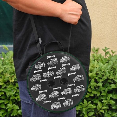 スズキ公認！歴代「JIMNY」が描かれた折りたたみスツール、初回1000個限定生産！