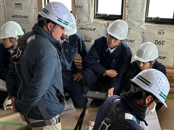 【群馬県】一建設が高校生を対象に「木造住宅の建築現場見学会」を開催！施工管理アプリの操作も