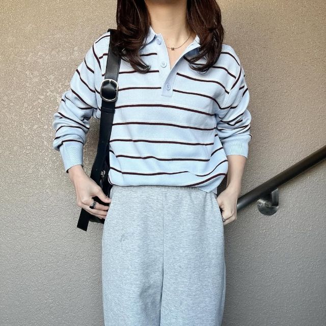 ウォッシャブルニットリブポロセーターを着たコーデ