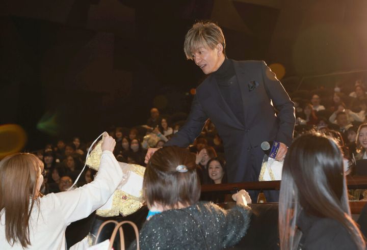 俳優、木村拓哉さん（53）が3日、東京都内で行われた主演映画「教場 Requiem」（中江功監督、20日公開）のカーペットアライバルと完成披露舞台あいさつに共演俳優、綱啓永さん（27）や元日向坂46の女優、齊藤京子さん（28）らと出席しました。