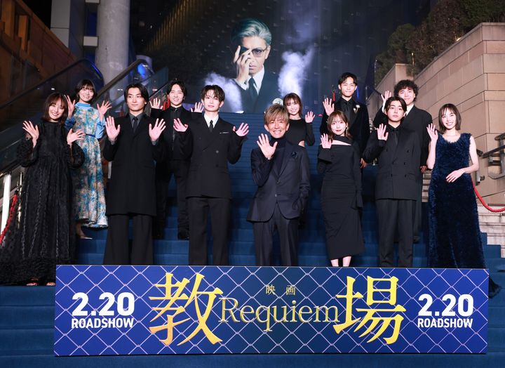 映画「教場 Requiem」のカーペットアライバルに登場した（前列左から）大友花恋さん、金子大地さん、綱啓永さん、木村拓哉さん、齊藤京子さん、倉悠貴さん、井桁弘恵さん。（後列左から）松永有紗さん、浦上晟周さん、大原優乃さん、中山翔貴さん、丈太郎さん ＝3日、東京・六本木（撮影・尾崎修二）