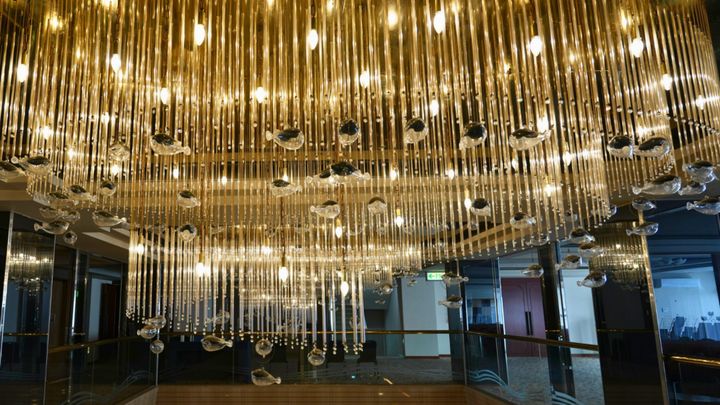 山口県下関市。本州の最西端に位置し、フグの取扱量日本一を誇るこの街に、あまりにも「フグ愛」に溢れすぎたシャンデリアが存在します。