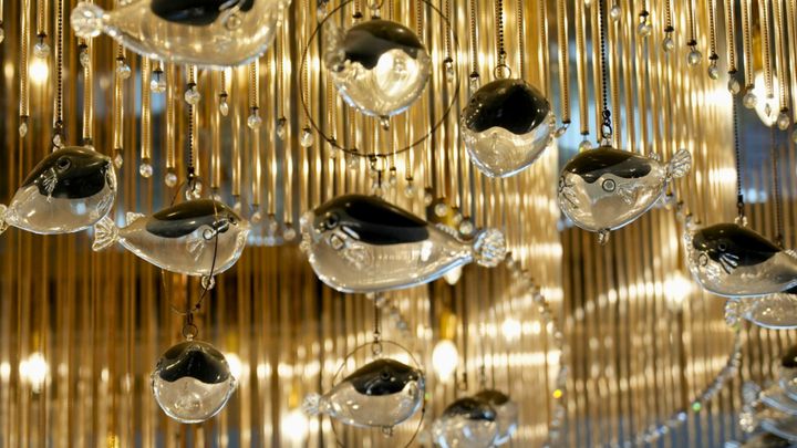 山口県下関市。本州の最西端に位置し、フグの取扱量日本一を誇るこの街に、あまりにも「フグ愛」に溢れすぎたシャンデリアが存在します。