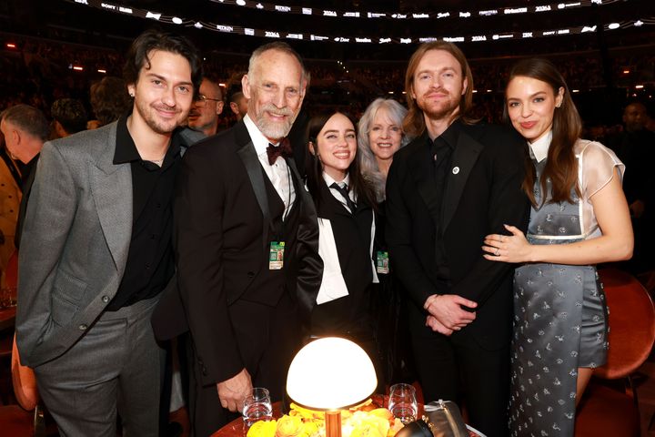 グラミー賞にはナット・ウルフだけでなく、ビリー・アイリッシュの両親、兄フィニアスと彼の婚約者も出席した。