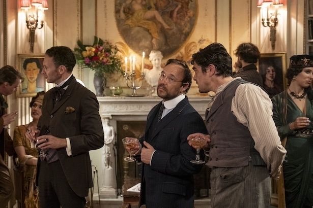 モディリアーニの友人であり画商のズボロフスキ(スティーヴン・グレアム) (C) Modi Productions Limited 2024