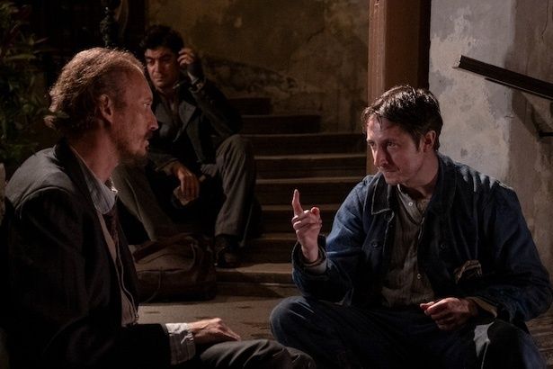 左から芸術家のユトリロ(ブリュノ・グエリ)とスーティン(ライアン・マクパーランド) (C) Modi Productions Limited 2024