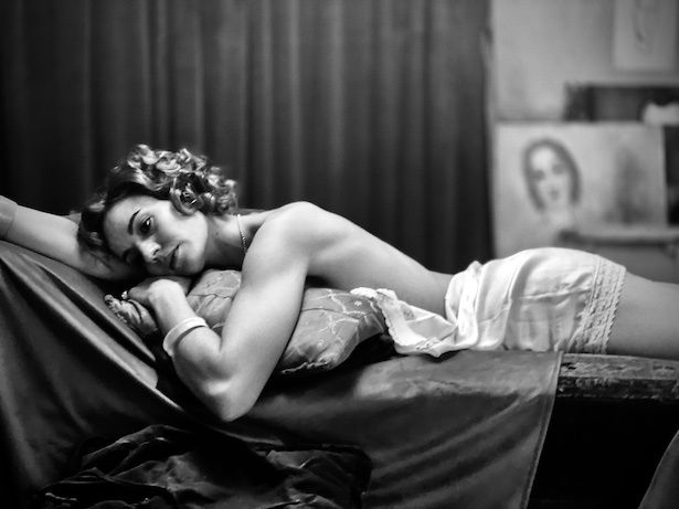 モディリアーニの恋人であり、ミューズ的存在のベアトリス(アントニア・デスプラ) (C) Modi Productions Limited 2024