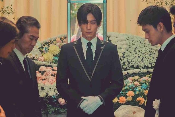 『ほどなく、お別れです』で美空の能力に気づく葬祭プランナーの漆原礼二役に目黒蓮 [c]2026「ほどなく、お別れです」製作委員会 [c]長月天音／小学館