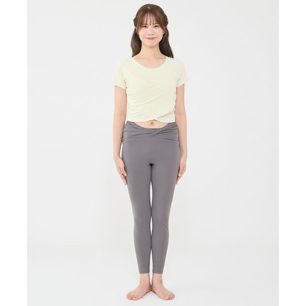 足の間が開かないように内ももを閉じる (C)かなぺ／KADOKAWA