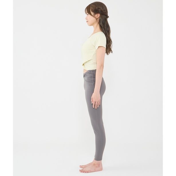 お腹を凹ませる (C)かなぺ／KADOKAWA