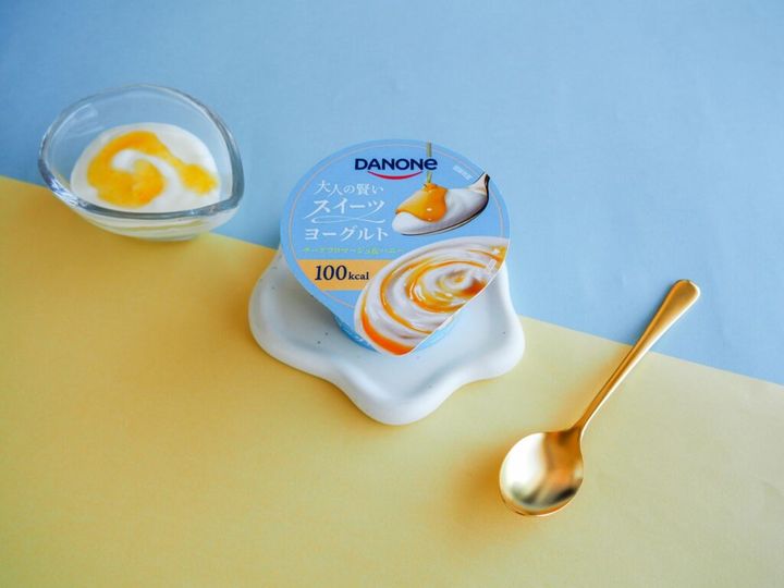 同シリーズは、「甘いものは食べたいけどカロリーが気になる」「罪悪感なくスイーツを楽しみたい」といった声に応えた「デザートヨーグルト」となっており、1個あたり100kcalに抑えられている点が特徴となっています。