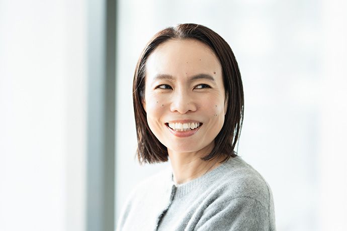 カメラに向かってポーズを取る、長月天音さん