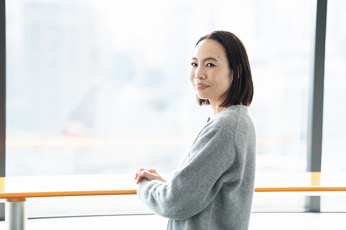 カメラに向かってポーズを取る、長月天音さん