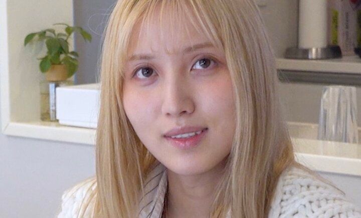 【写真・画像】中学の時に母が再婚…“26歳差婚夫婦”の27歳美人妻「小さい頃にお母さんに言えなかったことを夫に言っていた」過去のトラウマとその影響 1枚目