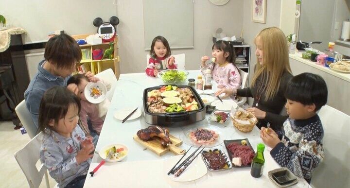 【写真・画像】中学の時に母が再婚…“26歳差婚夫婦”の27歳美人妻「小さい頃にお母さんに言えなかったことを夫に言っていた」過去のトラウマとその影響 2枚目