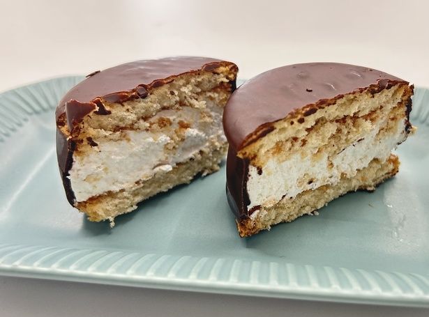 通常の「チョコパイ」と比べて4倍のクリームが入っていて、満足感たっぷり