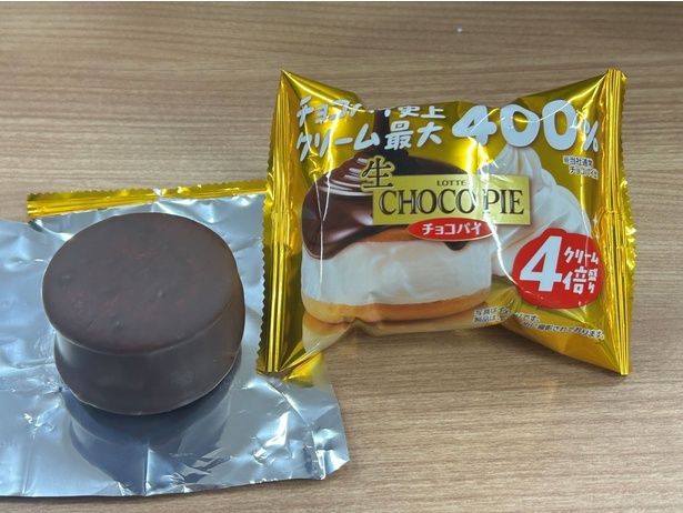 「生 チョコパイ＜4倍盛り＞」の見た目は通常の「チョコパイ」に似ているが、中身が多いので厚さもかなり感じられる