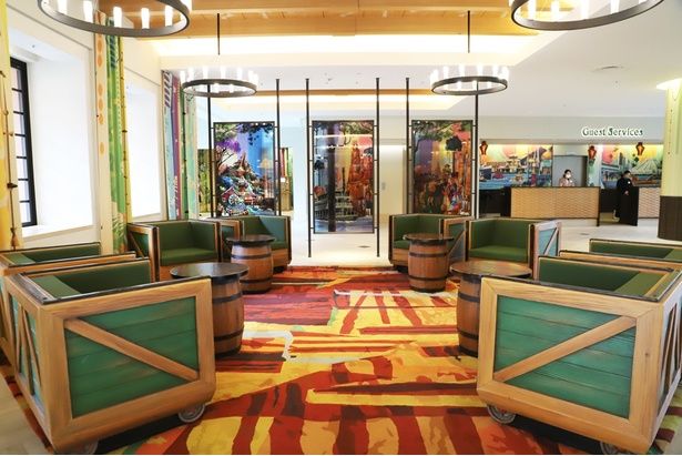 ディスカバー棟のロビーもワクワクがいっぱい！こちらは「ビッグサンダーマウンテン」の鉱山列車風の椅子