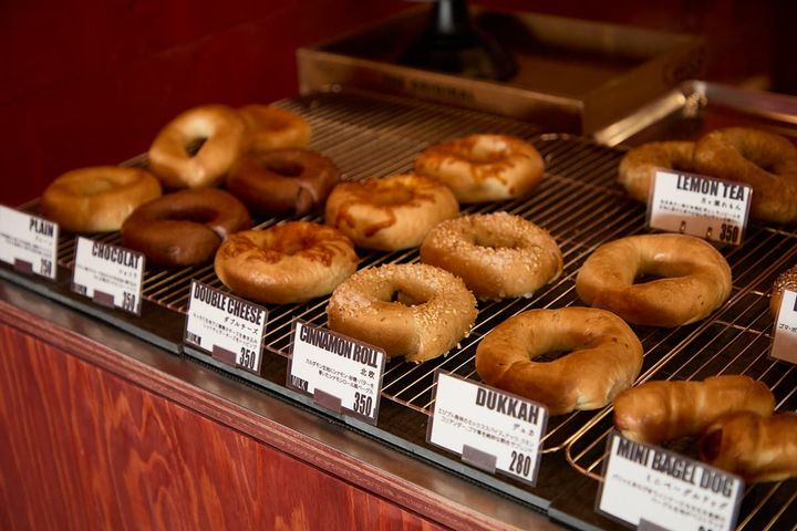 左側に並ぶのがシナモンロール「北欧」350円などの定番商品