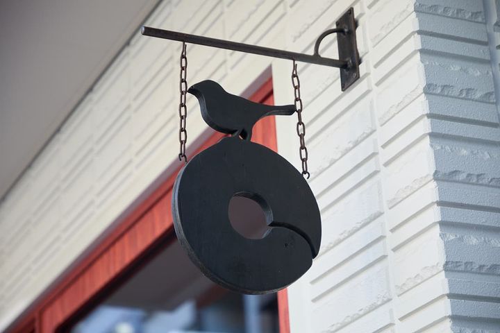 ベーグルにとまる鳥のサインが目印