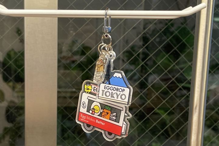 「アクリルキーホルダー」635円