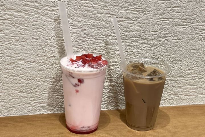 写真左から）「ピンクストロベリーラテ」390円、「K-ミックスコーヒー」390円