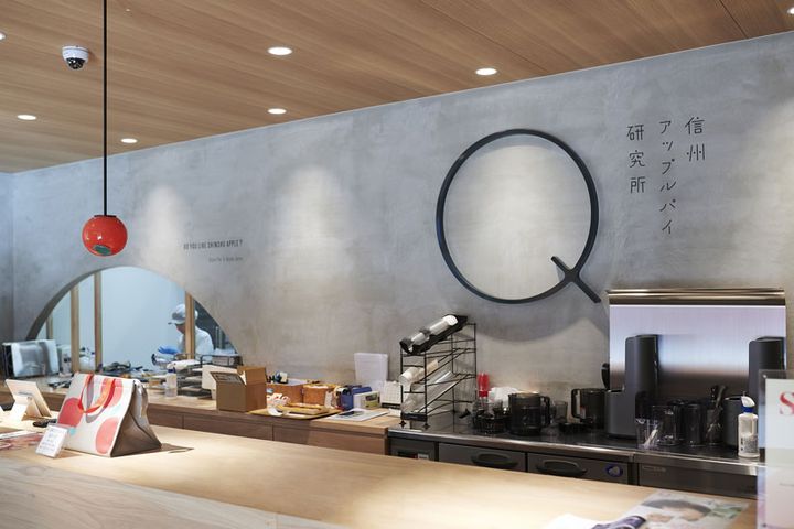 店内入って正面に見える大きなQの文字。リンゴの照明もかわいい