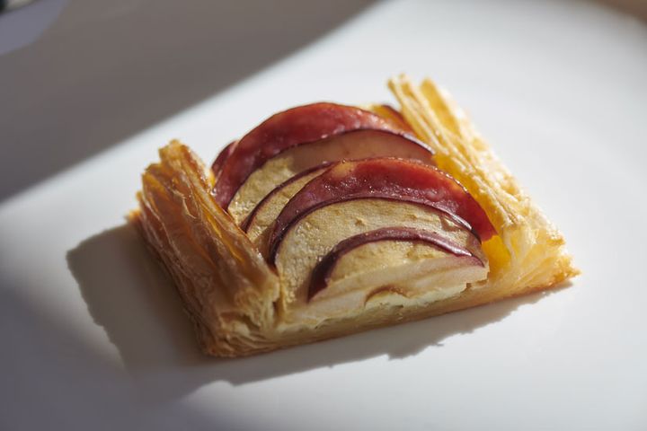 「季節のリンゴ×ボローニャソーセージ×クリームチーズ」（3インチ・690円）