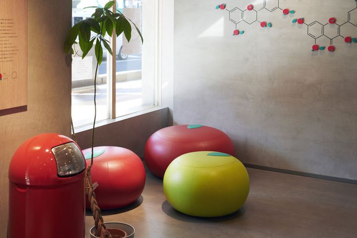 リンゴモチーフの椅子はウェイティングスペース（店内は飲食不可）