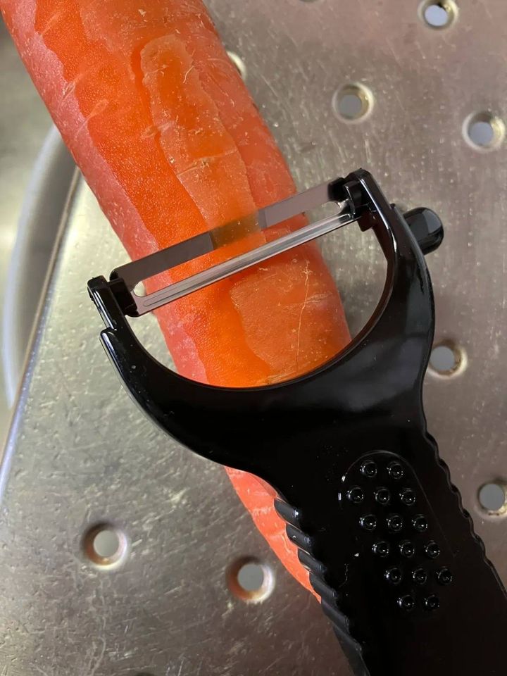 Seria(セリア)：皮むきスイスイ モノトーン