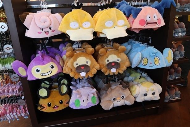 ポケモンの被り物やカチューシャを購入して園内を巡るのも楽しみ方の1つ