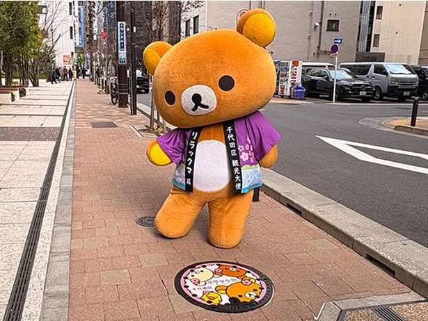 KANDA SQUARE東側の歩道に設置されたデザインマンホール