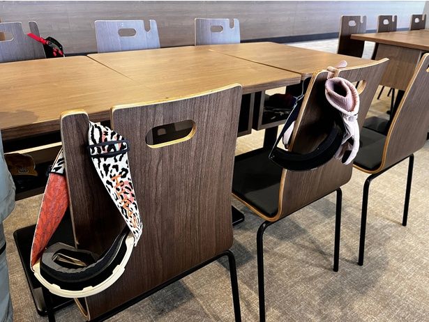 イスの背もたれにはグローブやヘルメットを掛けられるフックが。スキーヤー目線の設計がうれしい