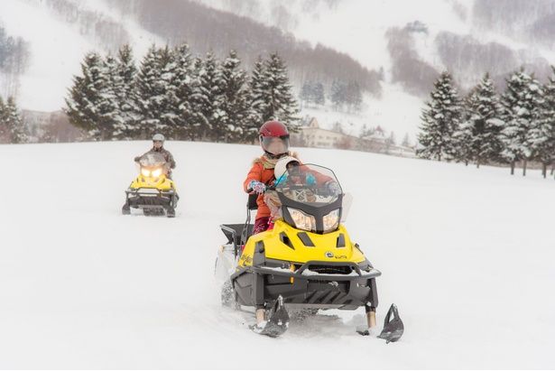 自分で運転できるスノーモービル。インストラクター先導なので初めてでも安心して挑戦できる