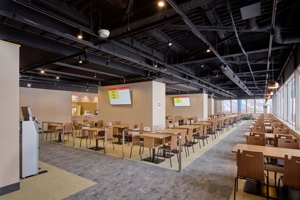 リニューアルした「ローンパイン」。窓から光が差し込み、とても開放的